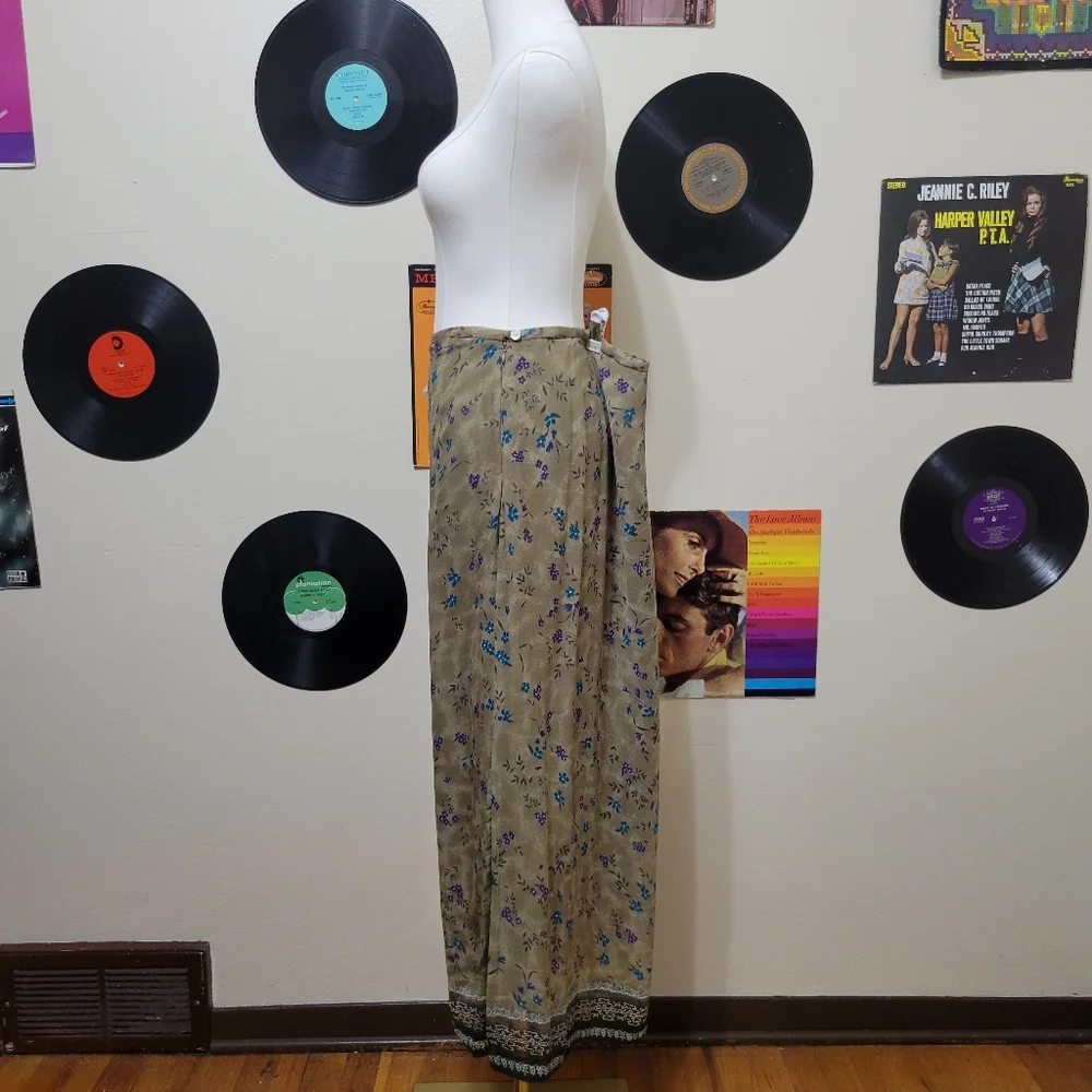 Requirements | Vintage Green Floral Skirt - Picture 6 of 9